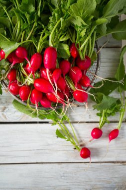 ahşap yüzey üzerinde taze ham turp