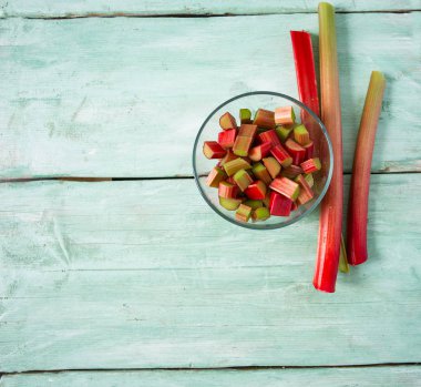 sağlıklı ravent yakından görmek ahşap yüzeyde kaynaklanıyor