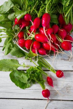 ahşap yüzey üzerinde taze ham turp