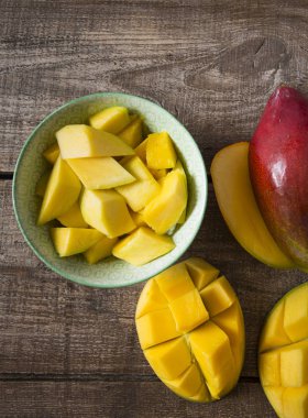 Mango meyve ahşap yüzey üzerinde