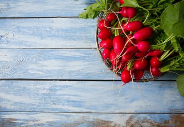 ahşap yüzey üzerinde taze ham turp