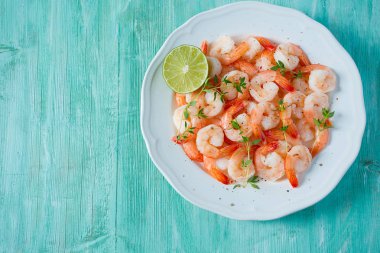 gurme karides ahşap yüzeyde haşlanmış