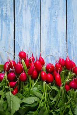 ahşap yüzey üzerinde taze ham turp