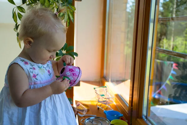 Słodkie Mała Dziewczyna Jest Udając Pić Herbatę Jej Zabawka Filiżanka — Zdjęcie stockowe