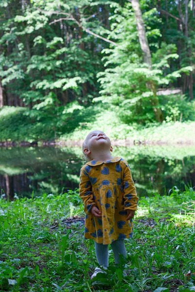 Roztomilé Batole Dívka Lese — Stock fotografie