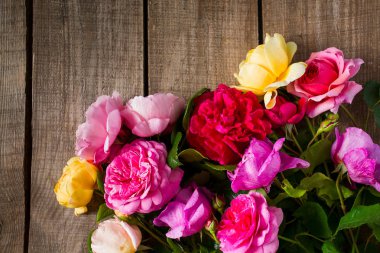 güzel ahşap yüzey üzerinde çeşitli güller