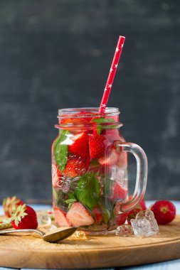 ahşap yüzey üzerinde çilek limonata