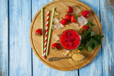 ahşap yüzey üzerinde taze çilek limonata