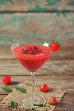 cam ahşap yüzey üzerinde çilek güler yüzlü