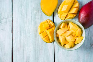 Mango meyve ahşap yüzey üzerinde
