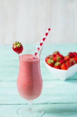 ahşap yüzeyde çilekli milkshake cam