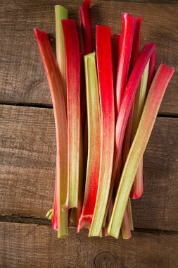 sağlıklı ravent yakından görmek ahşap yüzeyde kaynaklanıyor