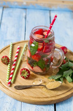 ahşap yüzey üzerinde taze çilek limonata