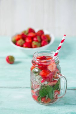 ahşap yüzey üzerinde çilek limonata