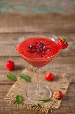 cam ahşap yüzey üzerinde çilek güler yüzlü