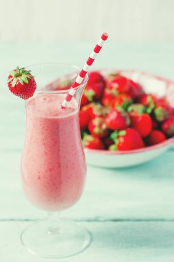 ahşap yüzeyde çilekli milkshake cam