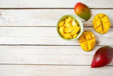 Mango meyve ahşap yüzey üzerinde