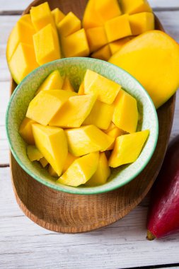 Mango meyve ahşap yüzey üzerinde