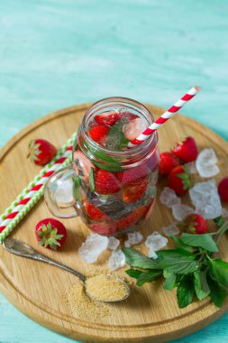 ahşap yüzey üzerinde taze çilek limonata