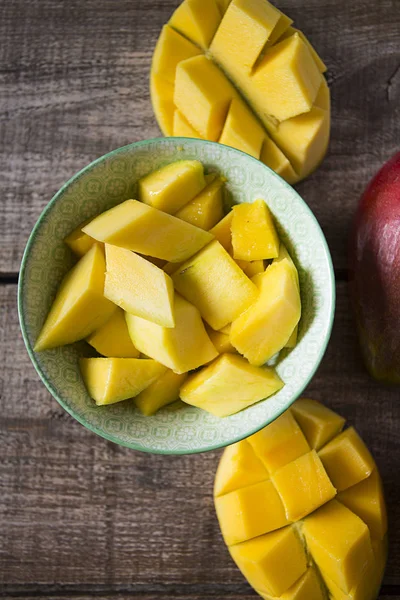 Mango meyve ahşap yüzey üzerinde