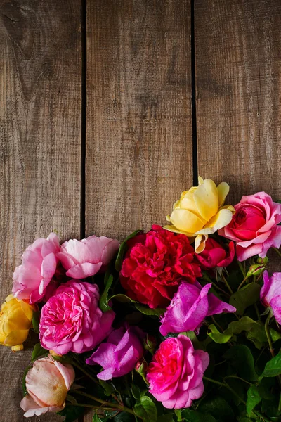 Wunderschöne Verschiedene Rosen Auf Hölzerner Oberfläche — Stockfoto