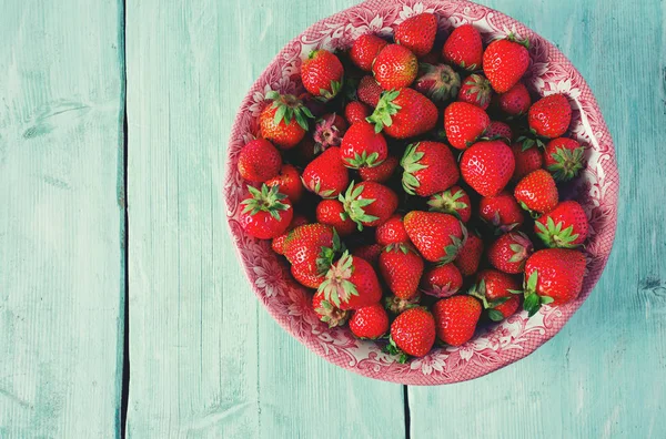 Draufsicht Auf Frische Reife Erdbeeren Auf Türkisfarbener Oberfläche — Stockfoto