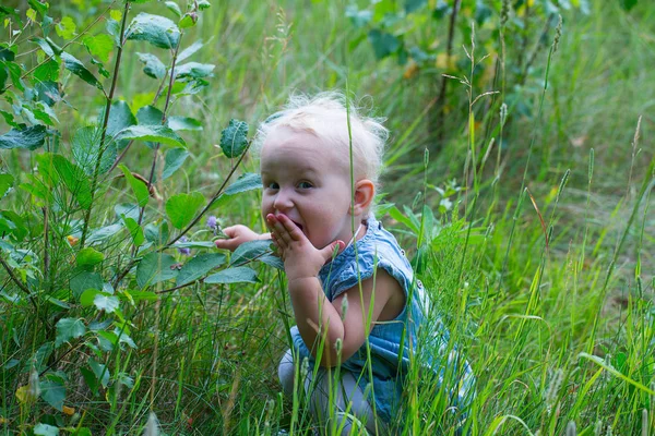 Cute Little Girl Green Meadow — Stock Photo, Image