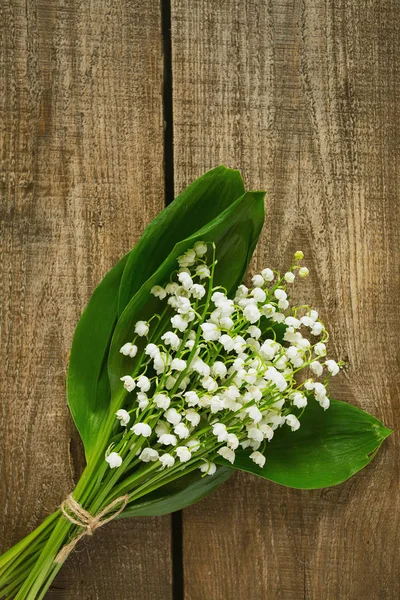 Ahşap Yüzey Üzerinde Güzel Lily Vadi Çiçekler — Stok fotoğraf