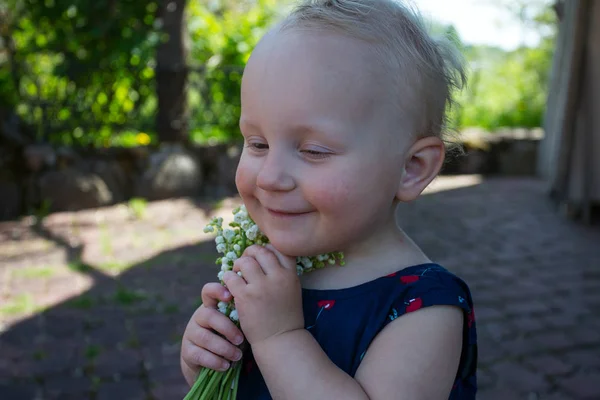 Menina Bonito Criança Lírios Das Flores Vale — Fotografia de Stock