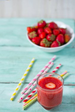 cam ahşap yüzey üzerinde çilek güler yüzlü