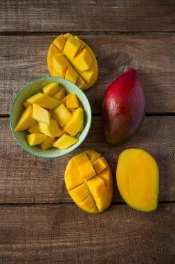Mango meyve ahşap yüzey üzerinde