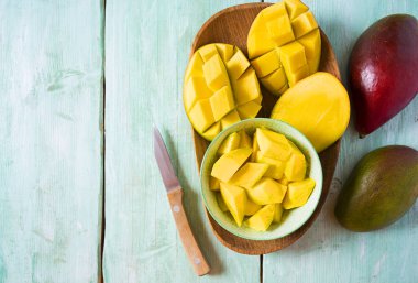 Mango meyve ahşap yüzey üzerinde