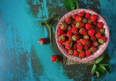 taze olgun çilek üstten görünüm turkuaz yüzeyi