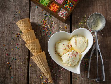 Lezzetli vanilyalı dondurma ve waffle koniler ahşap tablo