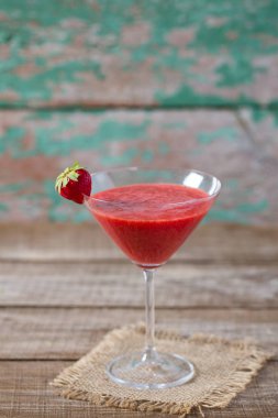 cam ahşap yüzey üzerinde çilek güler yüzlü