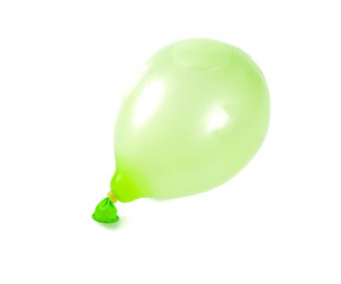 yeşil şenlikli su balonu üzerinde beyaz izole