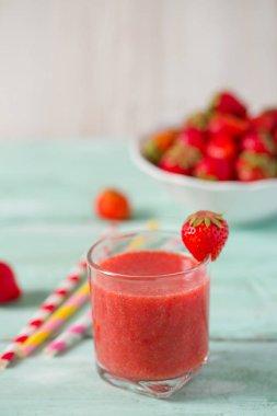 cam ahşap yüzey üzerinde çilek güler yüzlü