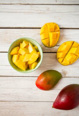 Mango meyve ahşap yüzey üzerinde