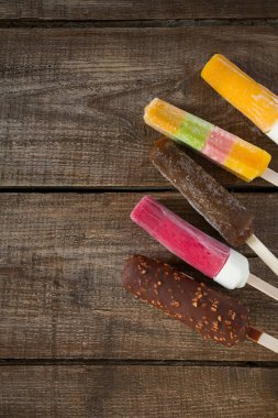 çeşitli dondurma çubuklu dondurmayı üstten görünüm ahşap yüzey üzerinde