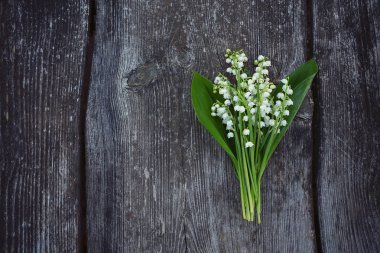 ahşap yüzey üzerinde güzel lily vadi çiçekler