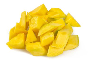 Beyaz arka plan üzerinde izole lezzetli mango parçaları