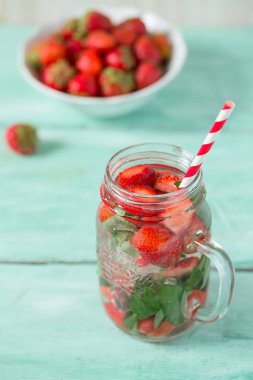 ahşap yüzey üzerinde çilek limonata