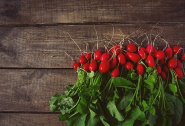 ahşap yüzey üzerinde taze ham turp