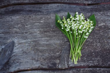 ahşap yüzey üzerinde güzel lily vadi çiçekler