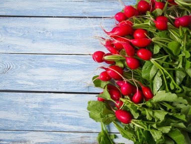 ahşap yüzey üzerinde taze ham turp