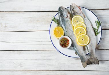 nehir alabalığı ahşap yüzey üzerinde