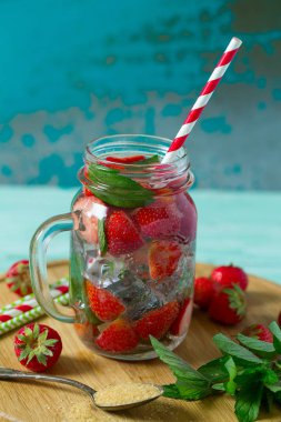 ahşap yüzey üzerinde taze çilek limonata