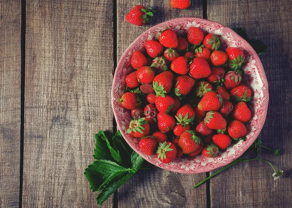 Erdbeeren Auf Einer Holzoberfläche — Stockfoto