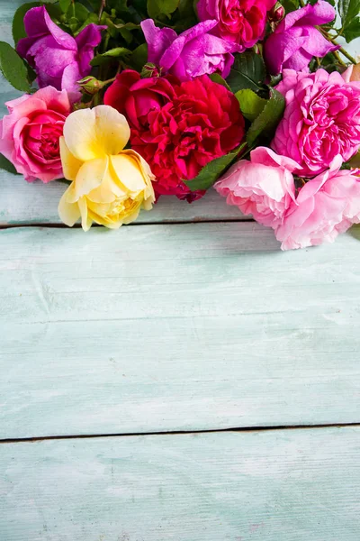 Красивые Различные Розы Деревянной Поверхности — стоковое фото