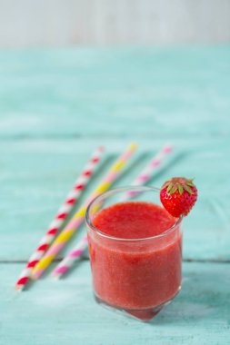 ahşap yüzey üzerinde çilek güler yüzlü